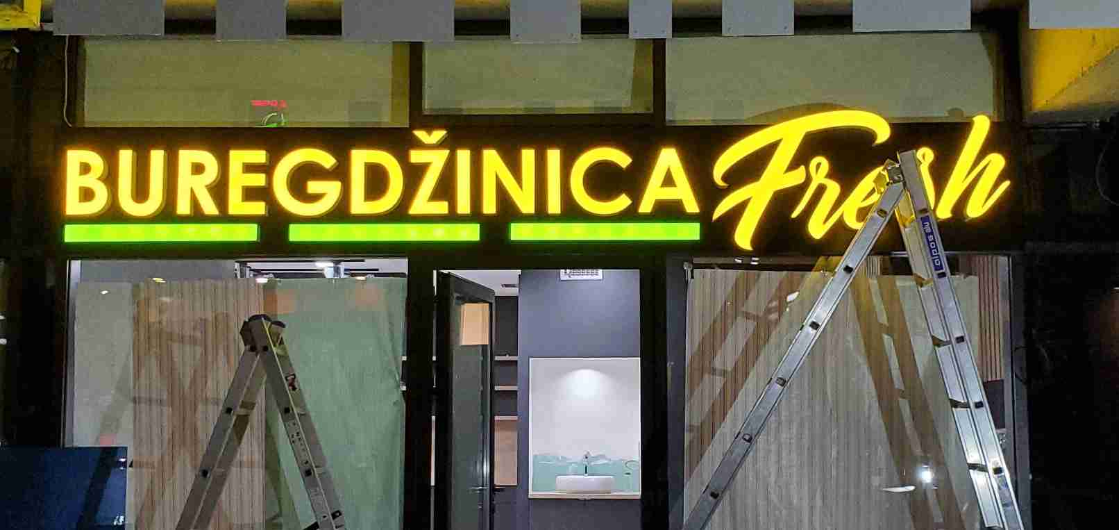 Visual Art Sarajevo Alubond svjetleće reklame - Alubond reklame su elegantna i izdržljiva rešenja za eksterijerne i enterijerne oznake.