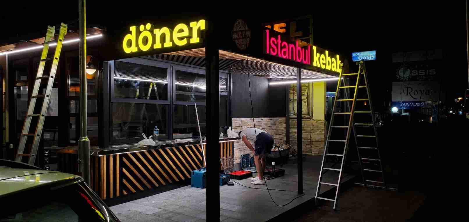 Visual Art Sarajevo Alubond svjetleće reklame - Alubond reklame su elegantna i izdržljiva rešenja za eksterijerne i enterijerne oznake.