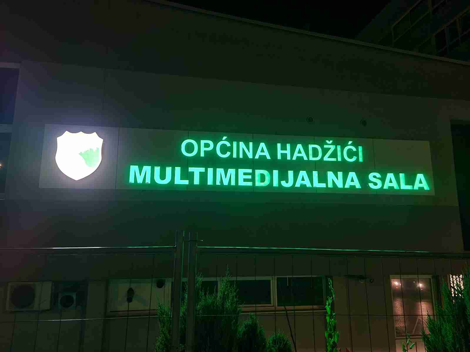 Visual Art Sarajevo Alubond svjetleće reklame - Alubond reklame su elegantna i izdržljiva rešenja za eksterijerne i enterijerne oznake.